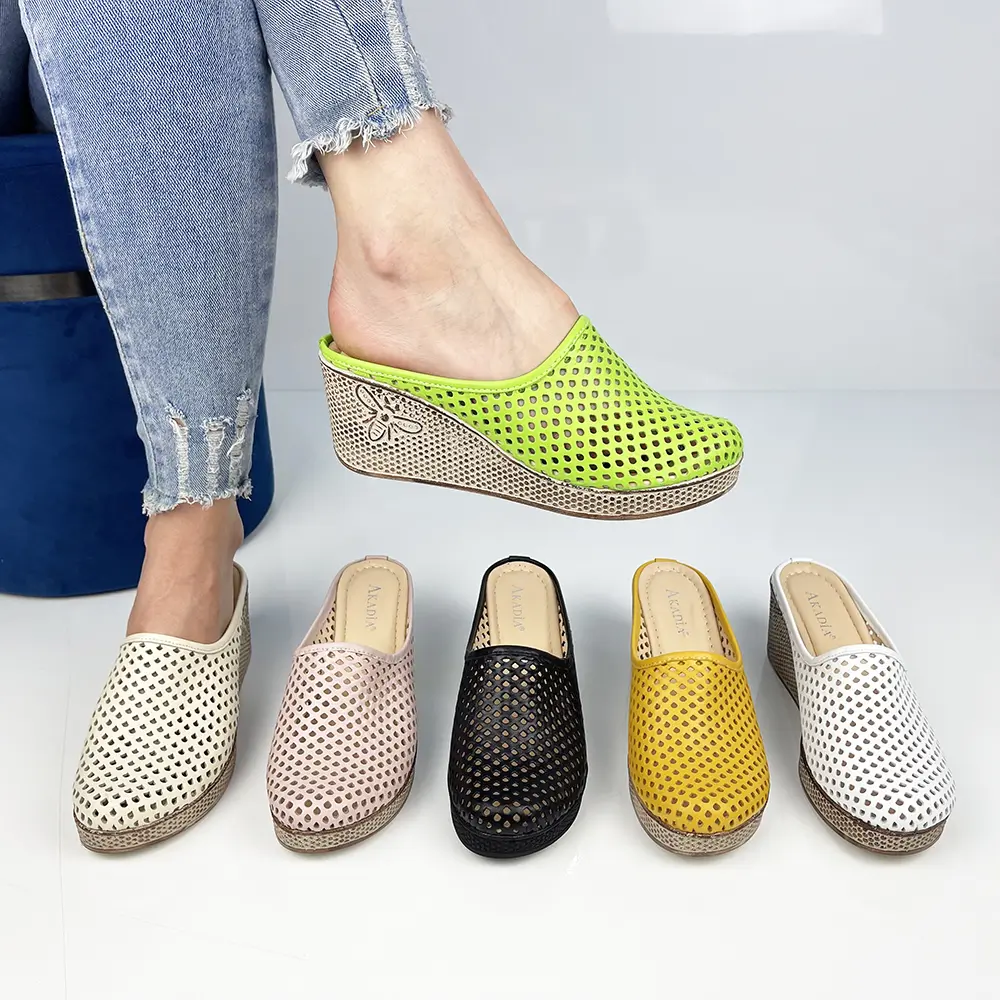 Bucură-te de vară purtând saboți din piele naturală