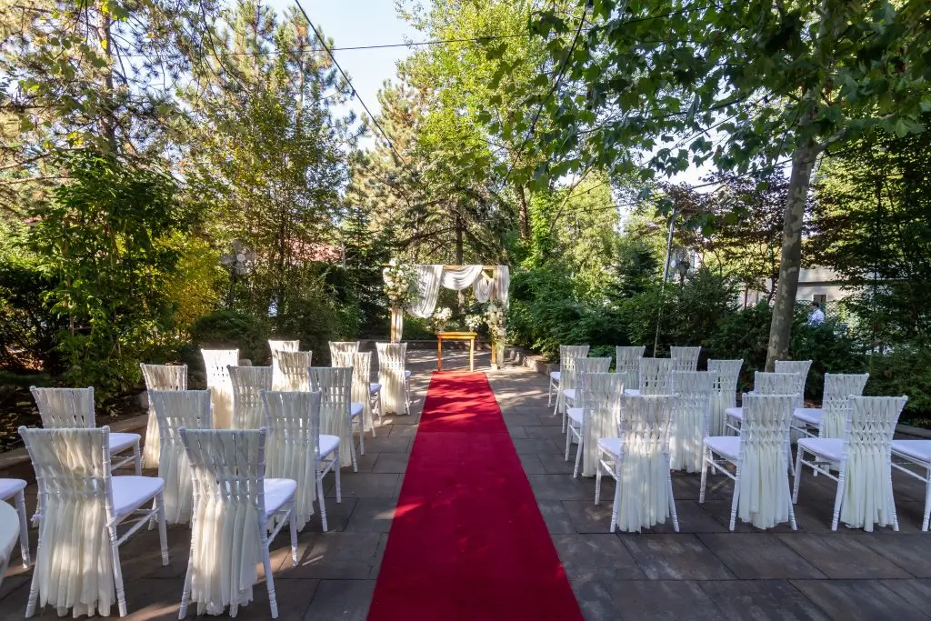 Trendul care înlocuiește sălile de evenimente: unde se organizează acum petrecerile de top