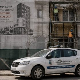 Când administrația locală concurează cu sectorul privat schele, imobiliare și granița dintre serviciu public și activitate comercială