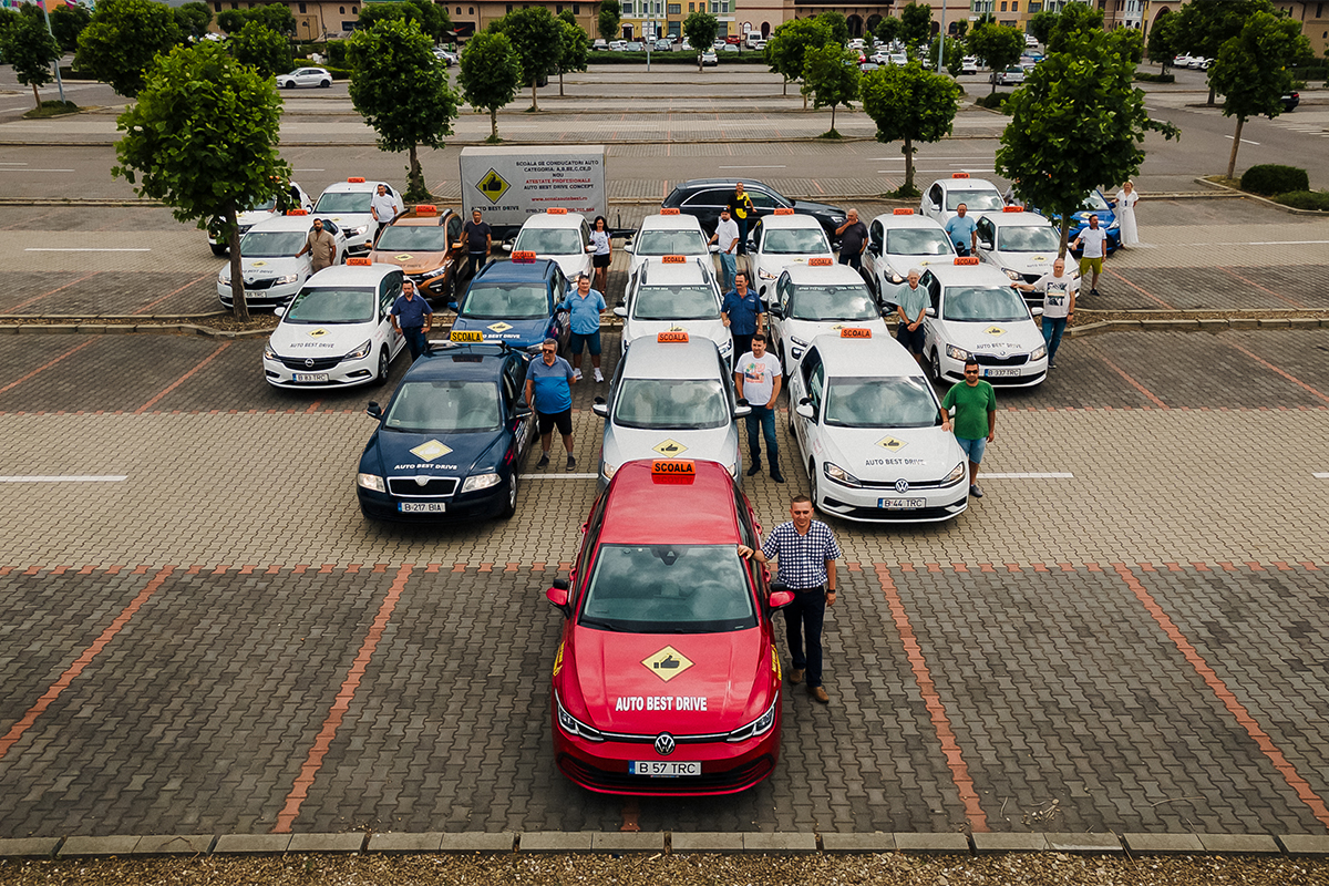 Cum alegi inteligent între categoria B și școala de motocicletă: investiția care îți modelează viitorul în trafic