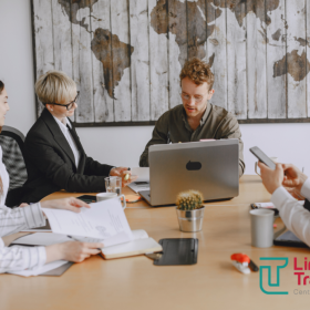 oameni intr-o sedinta - lingua transcript