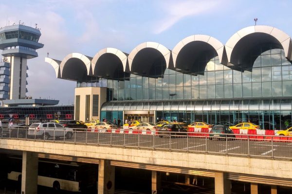 Cum ajungi la Aeroportul Otopeni din București: toate variantele de transport
