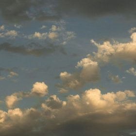 Cer parțial acoperit de nori