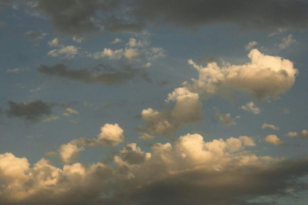 Cer parțial acoperit de nori