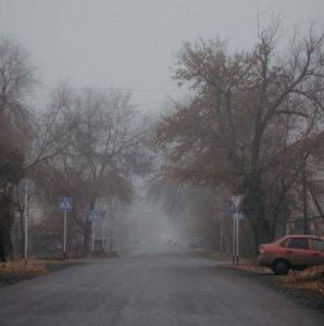 Fotografia de stradă în comunele din Ilfov pe vreme de ceață matinală