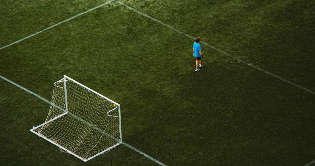 Teren de fotbal cu poarta si plasa