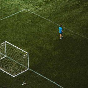 Teren de fotbal cu poarta si plasa