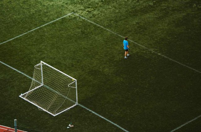 Teren de fotbal cu poarta si plasa
