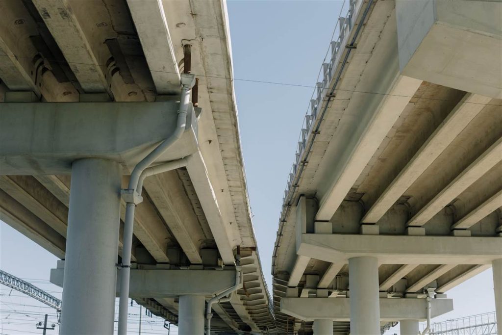 Pasaj rutier din beton peste o autostrada