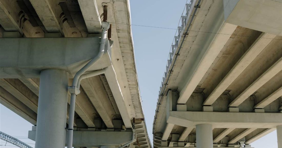 Pasaj rutier din beton peste o autostrada