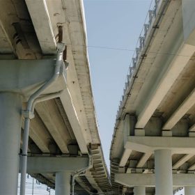 Pasaj rutier din beton peste o autostrada